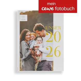 Aufgestellte Weihnachtskarte mit Familienfoto, Tannenzweigen und goldenen Weihnachtsgrüßen
