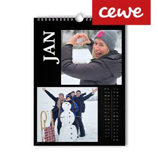 Schwarzer Wandkalender mit Spiralbindung und winterlichen Fotos von Familie und Freunden