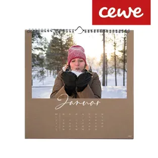 Ein individuell gestalteter Wandkalender mit persönlichen Fotos, der jeden Monat besondere Erinnerungen präsentiert.