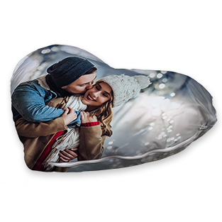 Personalisiertes Herzkissen liegend zeigt ein Paar, dass sich umarmt.