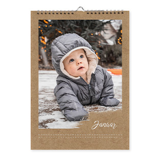 Ein individuell gestalteter Wandkalender mit brillanten Bildern auf Fotopapier für eine stilvolle Jahresübersicht.