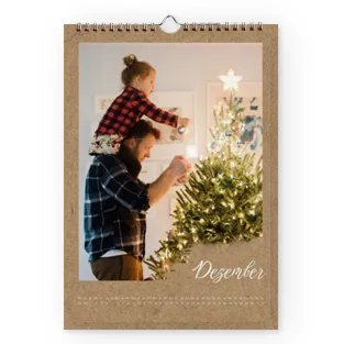 Wandkalender mit Spiralbindung und Foto von Vater und Kind beim Schmücken des Weihnachtsbaums