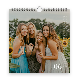 Ein individuell gestalteter Wandkalender mit Digitaldruck und persönlichen Fotos, ideal zur Planung und Dekoration.